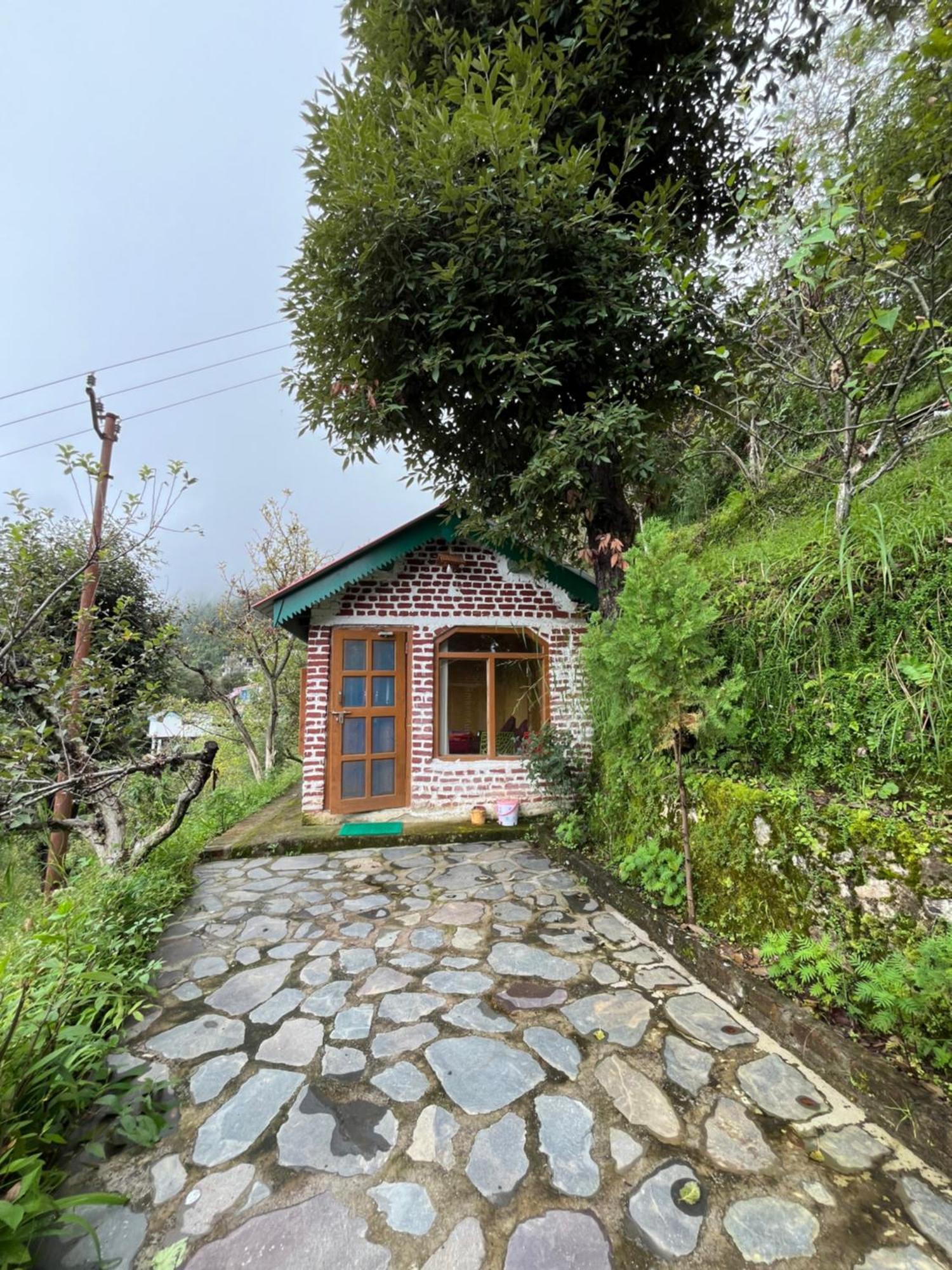 Apple Garden Cottages And Restaurant Dhanaulti Exteriör bild
